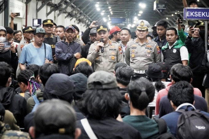 JAGA KEBERSAMAAN: Kapolrestabes Surabaya Kombes Pol Pasma Royce memberikan pengarahan kepada Jakmania dan Bonek di Stasiun Surabaya Pasar Turi. (ISTIMEWA) 
