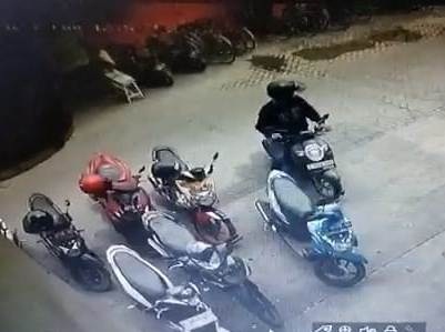 KETAHUAN: Terduga pelaku terekam CCTV saat menggondol motor di Kapas Krampung. (IST)