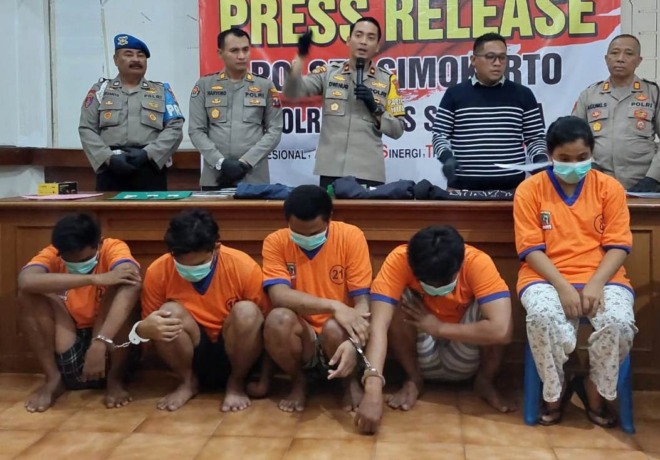 EMANSIPASI: Tersangka ST (sedang hamil) diamankan bersama empat bandit lain di Polsek Simokerto. (IST)
