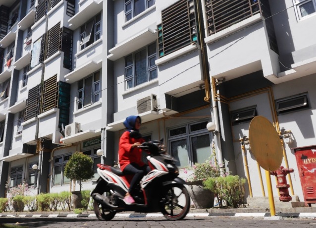 SEMAKIN MUDAH: Untuk mendongkrak pendapatan retribusi rusunawa yang dikelola Pemkot Surabaya, terobosan pembayaran dilakukan, salah satunya melalui sistem cashless. (SURYANTO/RADAR SURABAYA)