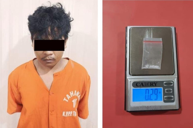 KEOK: Tersangka ASH diamankan bersama barang bukti di Polsek Pabean Cantikan. (ISTIMEWA)