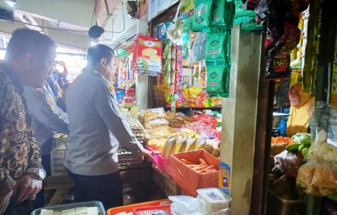 STABIL: Kapolda Jatim Irjen Pol Toni Hermanto bertemu pedagang di Pasar Tambakrejo, Surabaya, Selasa (18/4). (ISTIMEWA)