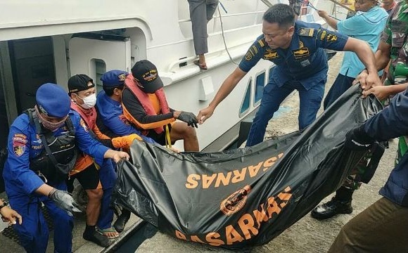 EVAKUASI: Petugas mengevakuasi jenazah korban yang loncat dari kapal. (ISTIMEWA)