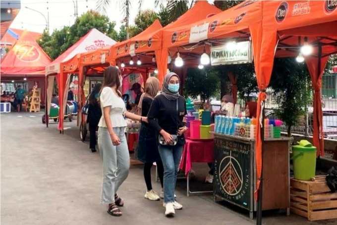 MENGELIAT: Warga berburu menu berbuka puasa di area luar Pasar Turi Baru, Surabaya. (SURYANTO/RADAR SURABAYA)