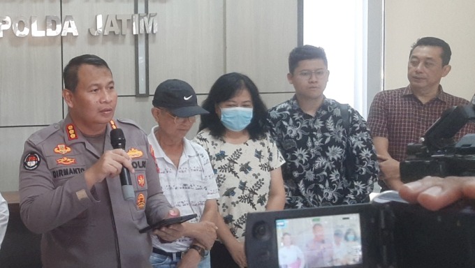 RUWET: Kabid Humas Polda Jatim Kombes Pol Dirmanto menjelaskan perkembangan penyidikan kasus dugaan penggelapan di yayasan sosial. (MAHRUS/RADAR SURABAYA)