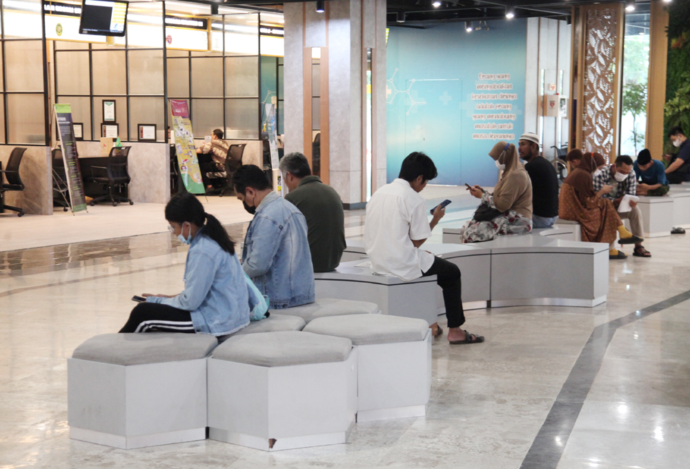 NORMAL LAGI: Warga melakukan pengurusan administrasi kependudukan di Mal Pelayanan Publik Siola, Surabaya, Rabu (26/4). (SURYANTO/RADAR SURABAYA)