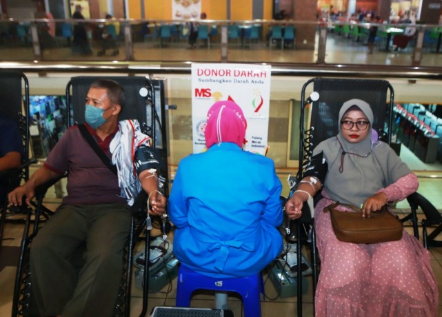 JAGA STOK DARAH: Ratusan warga mengikuti kegiatan donor darah yang digelar oleh PMI Surabaya pada bulan Ramadan, di Mall BG Junction, Senin (10/4). (ANDY SATRIA/RADAR SURABAYA)