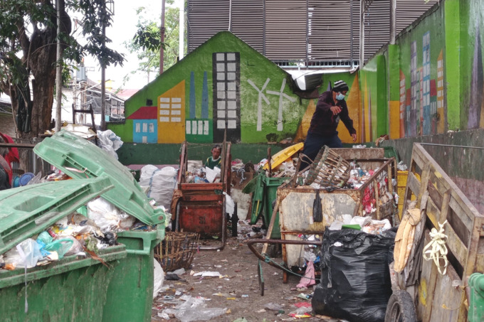 MENINGKAT: Kenaikan sampah yang dibuang masyarakat per harinya mencapai 50 sampai 100 ton. (SURYANTO/RADAR SURABAYA)