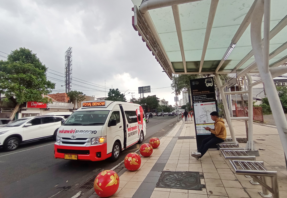 DIMINATI: Besarnya animo masyarakat untuk rute Surabaya Barat membuat Dishub Surabaya akan tambah menambah lagi feeder untuk perbatasan Surabaya dan Gresik. (SURYANTO/RADAR SURABAYA)