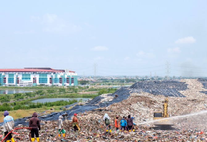 TEKAN PEMBUANGAN SAMPAH: Dinas Lingkungan Hidup memantau ketat pembuangan sampah ke TPA, khususnya untuk penarikan retribusi sampah. (SURYANTO/RADAR SURABAYA)