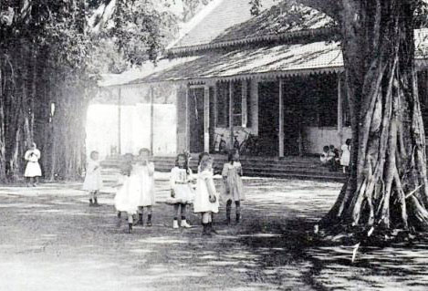 LOKASI STRATEGIS: Foto bangunan lawas sekolah pada masa Hindia Belanda tersebut merupakan cikal bakal SMAN 6 Surabaya. (ISTIMEWA)