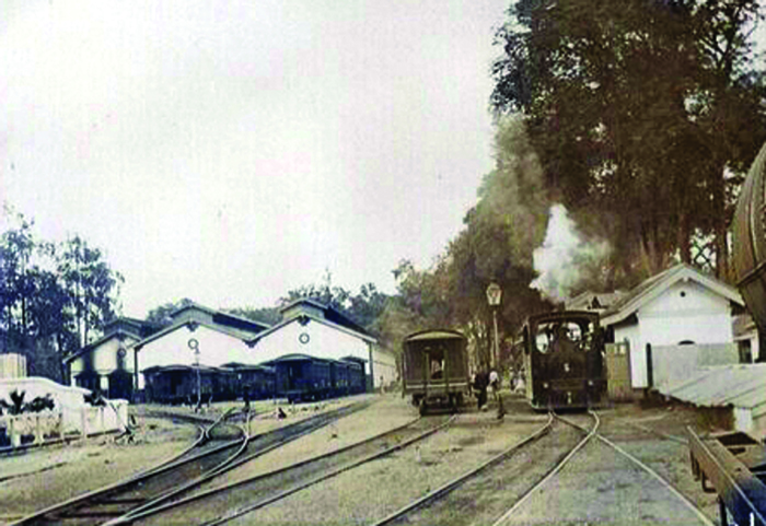 PERNAH BERJAYA: Stasiun Groedo tahun 1906, gambar kanan stasiun, yang gedung besar kiri depo lokomotif kereta dan gerbong. (ISTIMEWA)