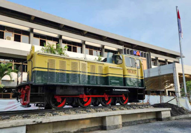 MONUMEN: Lokomotif D 301 80 yang telah dipasang di pedastal Stasiun Surabaya Gubeng. (Istimewa/Agung Widyanjaya)