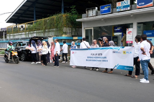 BERBAGI: Pegawai PLN UIP JBTB saat membagikan takjil kepada masyarakat yang melintas, Kamis (13/4). (ISTIMEWA)