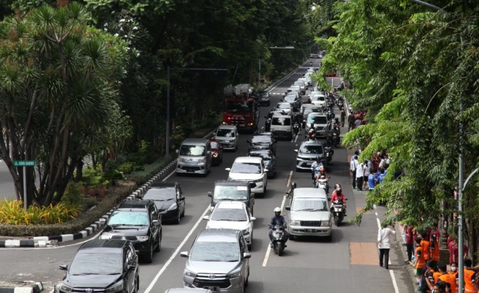 RAMAI: Ribuan kendaraan bermotor di Surabaya diprediksi bakal ikut mudik ke luar kota. (SURYANTO/RADAR SURABAYA)