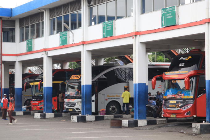 Sejumlah bus sedang menunggu penumpang di area keberangkatan Terminal Purabaya.