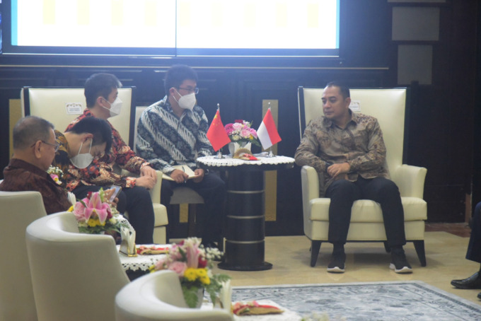 KERJASAMA: Konsul Jenderal Tiongkok di Surabaya, Xu Yong berjanji kepada Wali Kota Eri Cahyadi untuk membantu menyempurnakan Kya-Kya Kembang Jepun. (SURYANTO/RADAR SURABAYA)