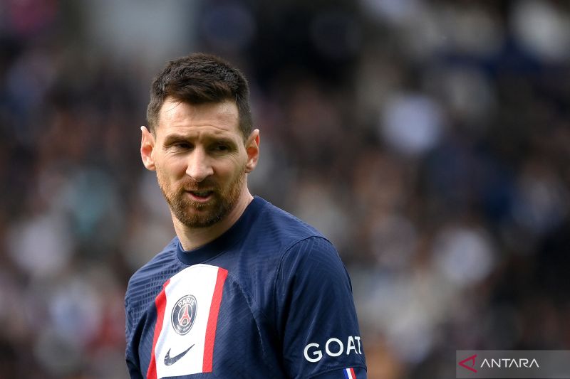 Lionel Messi saat bermain untuk PSG dalam pertandingan Liga Prancis melawan FC Lorient di Parc des Princes Stadium pada 30 April 2023. (ANTARA/AFP/FRANCK FIFE)