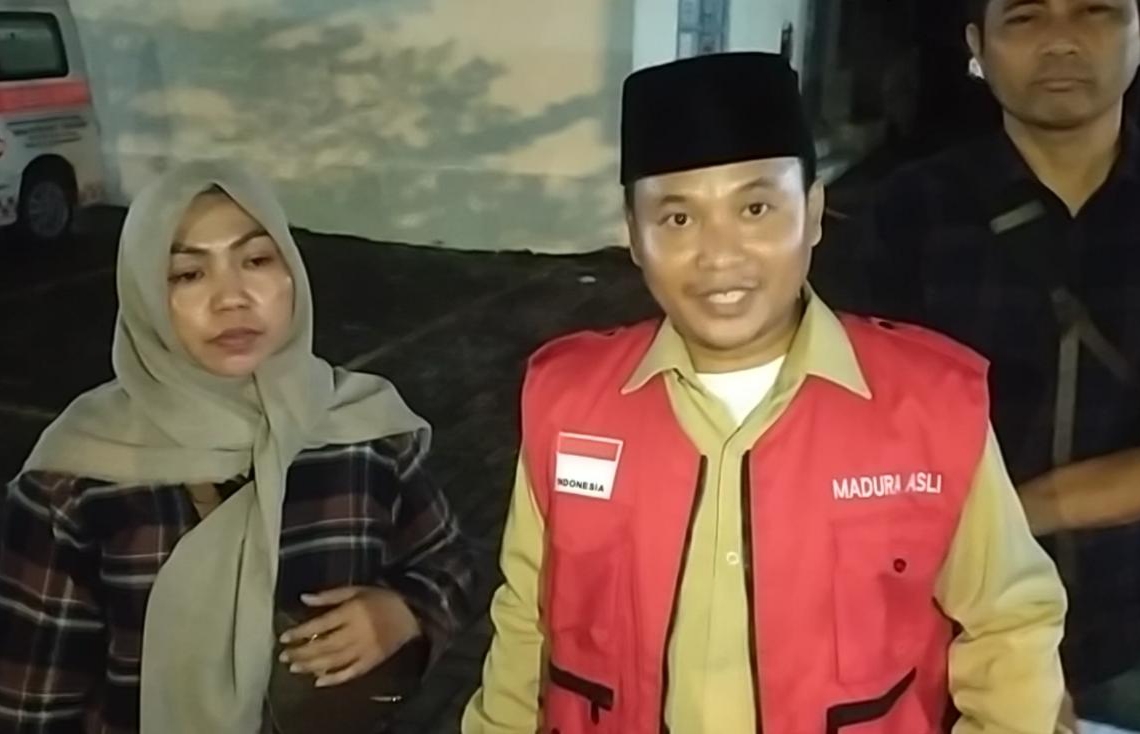 CARI KEADILAN : Istri Abdul Kadir, Sitiyah, melaporkan kematian suaminya ke Polda Jatim. (ISTIMEWA)