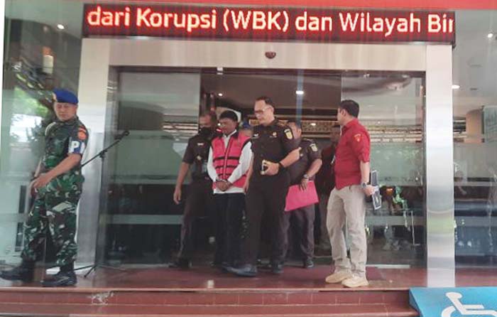 Menteri Kominfo Jhonny G Plate memakai rompi pink tahanan KPK usai ditetapkan sebagai tersangka korupsi proyek pembangunan BTS Kominfo, Rabu (17/5). (ANTARA/Laily Rahmawaty)