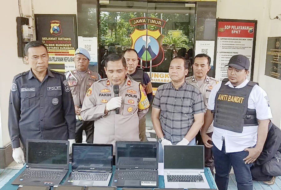 MASIH UTUH: Petugas menunjukkan barang bukti pembobolan sekolah yang dilakukan empat tersangka di SDN 1 Penjaringansari, Surabaya. (M. MAHRUS/RADAR SURABAYA)