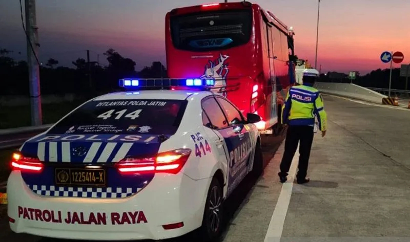 APES : Polisi Mengevakuasi bus DPRD Surabaya yang terlibat kecelakaan di kawasan Grati, Pauruan, Kamis (18/5). (ISTIMEWA)