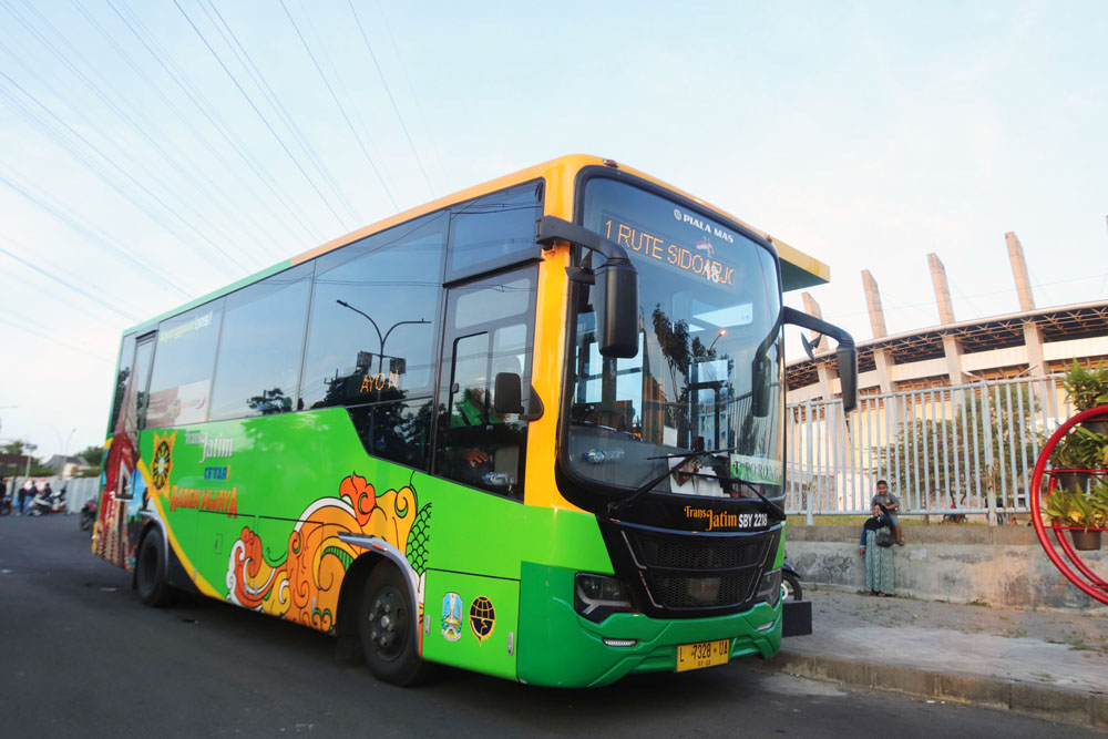 Bis Trans Jatim, ketika melintas di halte Stadion Gelora Joko Samudro Gresik. (ANDY SATRIA/RADAR SURABAYA)