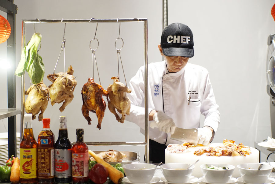 CITA RASA OTENTIK: Chef menyiapkan Nasi Ayam Hainan yang menjadi menu andalan. (ISTIMEWA)