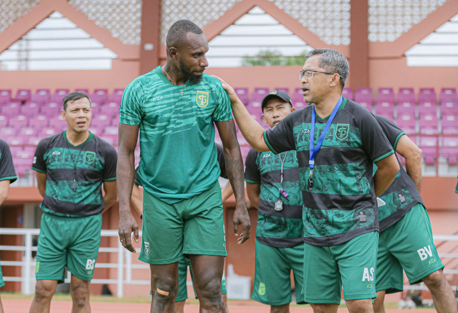 ADAPTASI: Yohanes Kandaimu bersama pelatih Aji Santoso, butuh waktu bagi Yohanes untuk memahami gaya main Persebaya. (ISTIMEWA/ PERSEBAYA.ID)