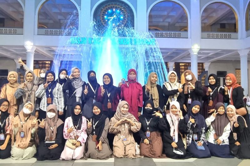 Relawan Gen-ZI MAS saat melakukan rembuk di Masjid Nasional Al Akbar Surabaya, Jatim, Selasa (16/5/2023) (FOTO ANTARA/HO-Masjid Al Akbar Surabaya)