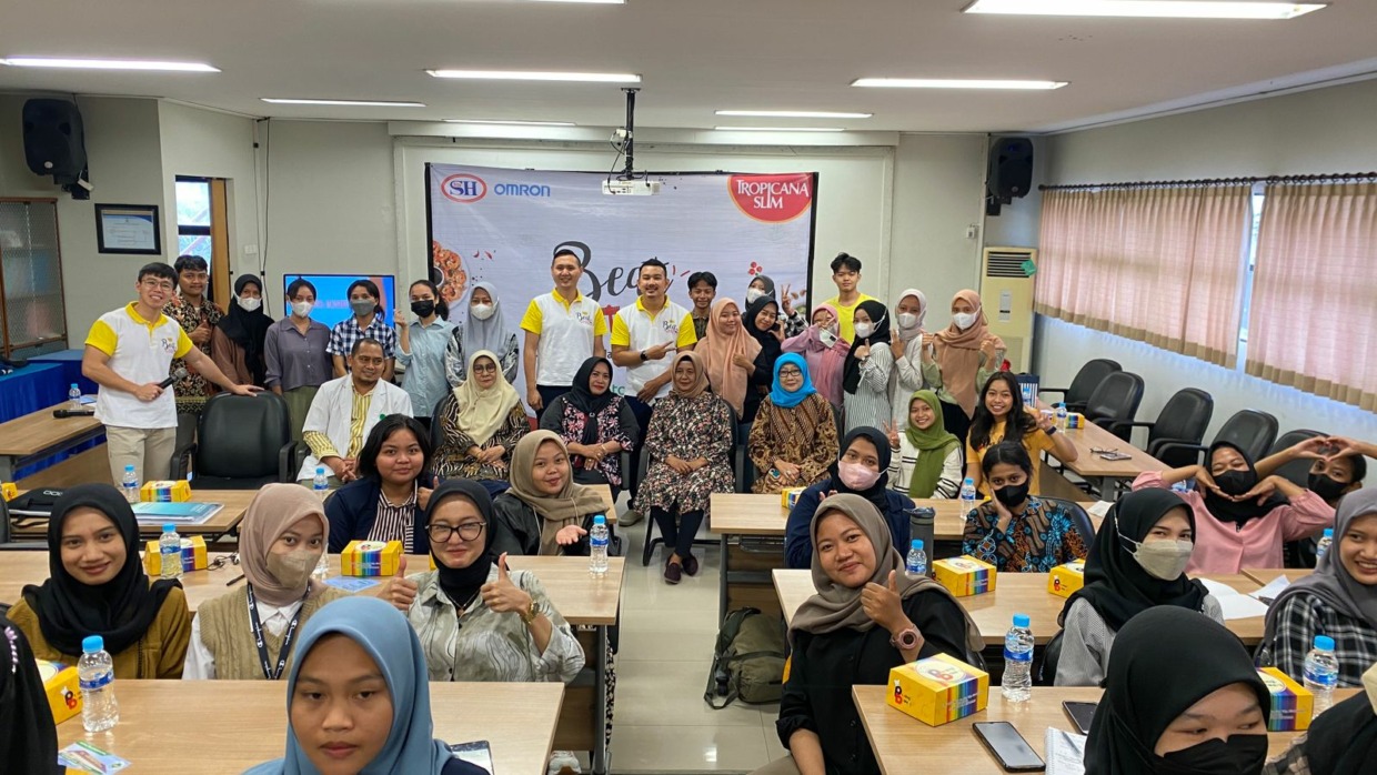 EDUKASI: Tropicana Slim saat melakukan edukasi kesehatan terkait pentingnya pencegahan dan kontrol tekanan darah melalui gaya hidup sehat, Rabu (17/5). (ISTIMEWA)