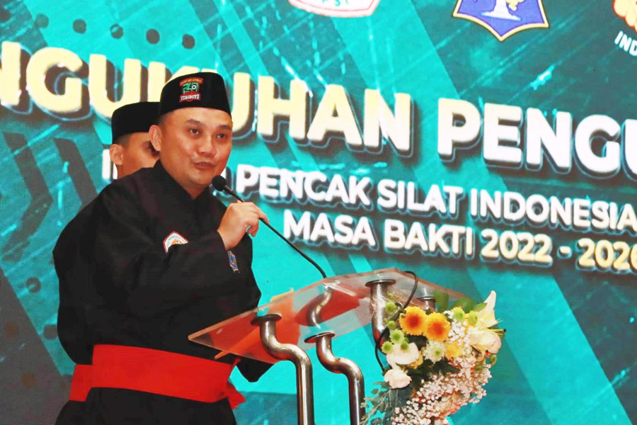 Kapolrestabes Surabaya Kombes Pol Pasma Royce saat pengukuhan pengurus IPSI Surabaya, Jumat malam (19/5). ISTIMEWA)