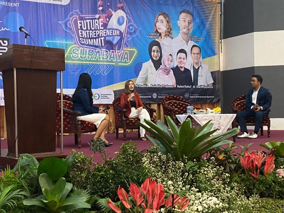 KAYA PENGALAMAN: Founder Handmadeshoesby dan Deliwafa.id, Delta Hesti saat menjadi pembicara di talkshow Surabaya FESt 2023, Sabtu (20/5). (Nurul Afiah/Radar Surabaya)
