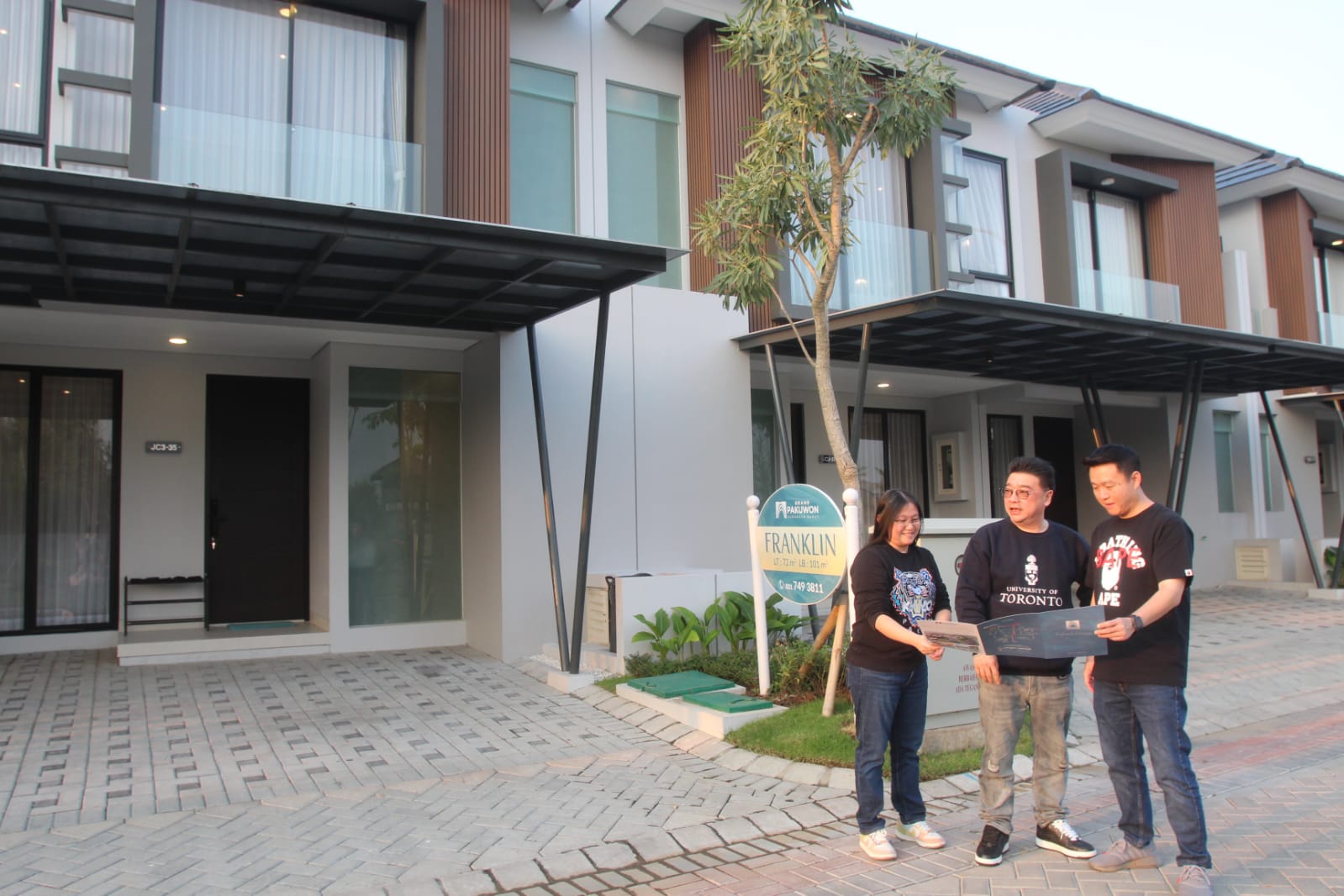 TIPE BARU: Sutandi Purnomosidi (tengah) bersama Hario Utomo (kanan) menjelaskan tipe baru, Franklin di Grand Pakuwon yang menyasar kalangan muda siap dipasarkan. (Abdullah Munir/Radar Surabaya)