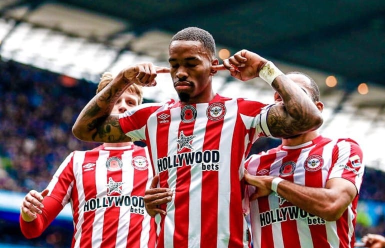 CANDU: Striker Brentford, Ivan Toney, yang dihukum FA karena keranjingan bermain judi. (ISTIMEWA)