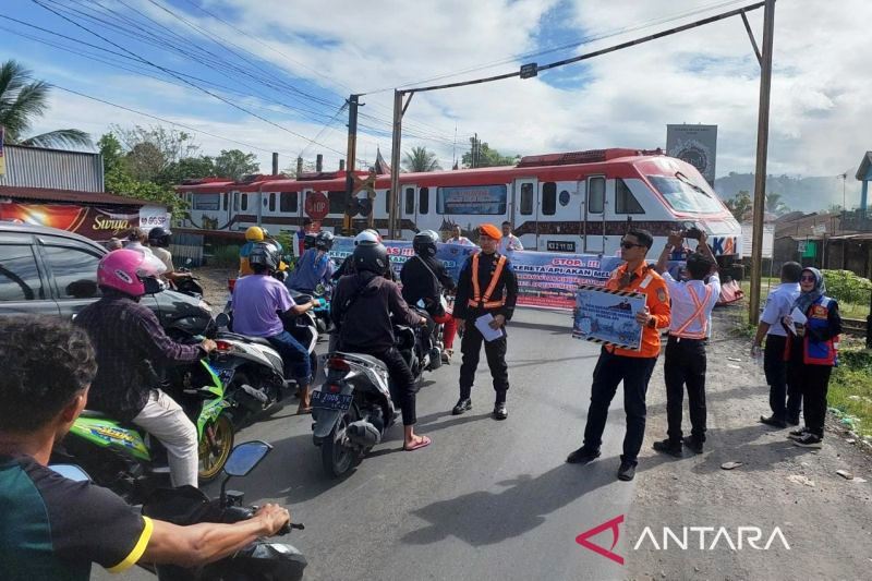 Sosialisasi keselamatan di perlintasan sebidang di Sumbar. (ANTARA/PT KAI Sumbar)