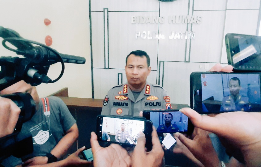 RILIS: Kabid Humas Polda Jatim Kombes Pol Dirmanto memberi keterangan pers di Mapolda Jatim.
