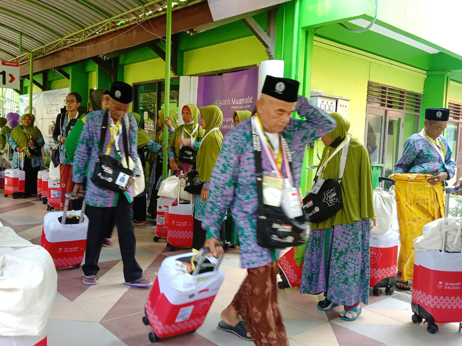 PEMBERANGKATAN: Calon jemaah haji (CJH) di Embarkasi Surabaya menjelang keberangkatan ke tanah suci. (RAHMAT SUDRAJAT/RADAR SURABAYA)