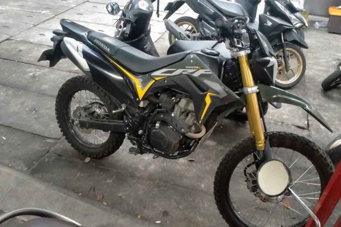 AMBLAS: Motor trail sebelum dicuri di Jalan Mojo 3-C Nomor 7, Gubeng. (ISTIMEWA)