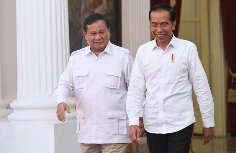 Presiden Joko Widodo berjalan diiringi Menteri Pertahanan Prabowo Subianto. (ISTIMEWA)