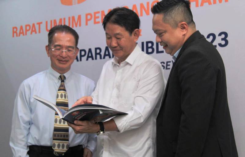 OPTIMIS TUMBUH: John Gozal (kiri) dan Sandiono Sungkono (tengah) menjelaskan rencana penambahan depo dan varian produk baru untuk mengejar target pertumbuhan penjualan 20 persen di 2023. (ABDULLAH MUNIR/RADAR SURABAYA)