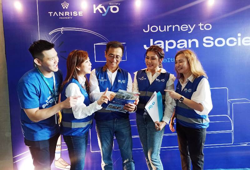 OPTIMIS SOLD OUT: Hermanto Tanoko (tiga dari kiri) dan Belinda Tanoko (dua dari kanan) menjelaskan progres pembangunan apartemen Kyo Society yang sudah topping off dan sisa unit ditargetkan sold out tahun ini. (M. Afiq Firdaus/Radar Surabaya)