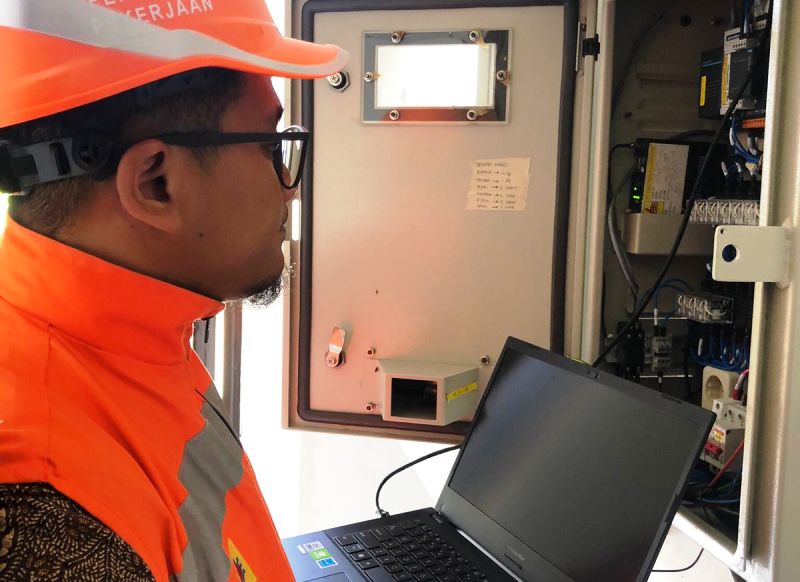 DAPAT DIKONTROL SECARA REMOTE: Petugas melaksanakan setting peralatan komunikasi. (ISTIMEWA)