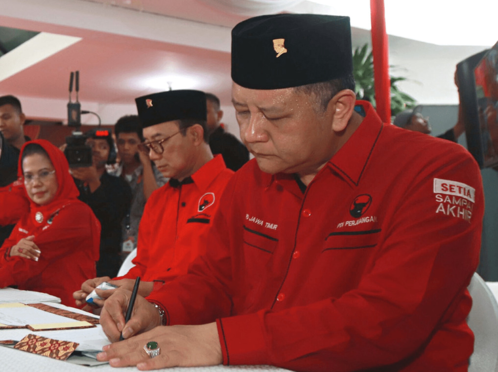 KENANGAN: Whisnu Sakti Buana saat mendaftarkan bacaleg PDIP di KPU Jawa Timur. (Andy Satria/Radar Surabaya)