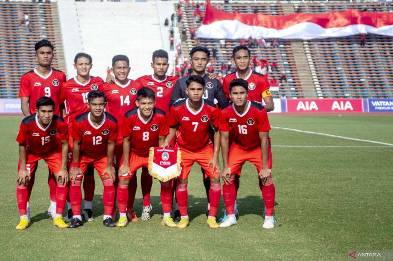 Pemain Timnas Indonesia U-22 foto bersama sebelum pertandingan Grup A Sepak Bola SEA Games 2023 di National Olympic Stadium, Phnom Penh, Kamboja, Kamis (4/5/2023). (ANTARA FOTO/M Agung Rajasa/rwa)