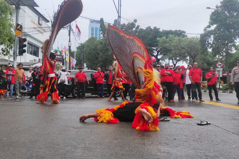 MERIAH: Pawai budaya tradisional saat pendaftaran bacaleg PDIP di kantor KPU Surabaya, Jalan Adityawarman, Surabaya, Kamis (11/5). (SURYANTO/RADAR SURABAYA)