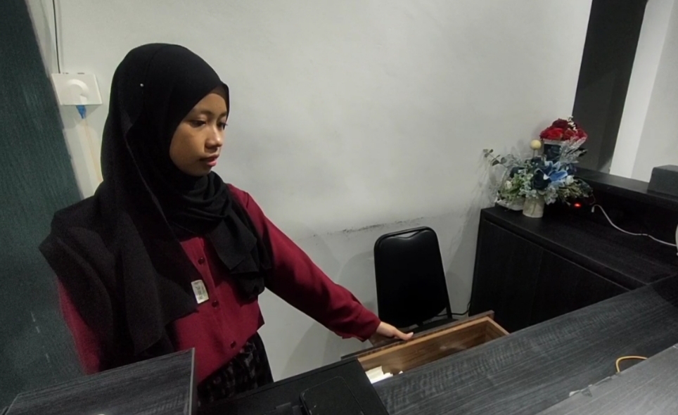 RAIB: Dewi Sita menunjukkan laci yang dibobol maling di Jalan Menganti Babatan.  (IST)