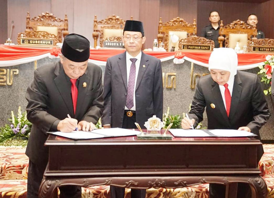 WTP: Ketua DPRD Jatim Kusnadi dan Gubernur Khofifah Indar Parawansa menandatangani hasil Rapat Paripurna disaksikan anggota V BPK RI Ahmadi Noor Supit. (MUS PURMADANI/RADAR SURABAYA)