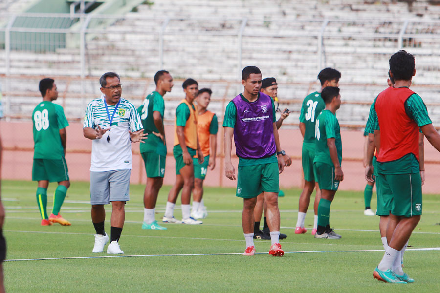SERIUS: Meskipun hanya ujicoba tapi Aji Santoso minta pemain Persebaya tampil all out saat lawan Bali United. (PERSEBAYA)