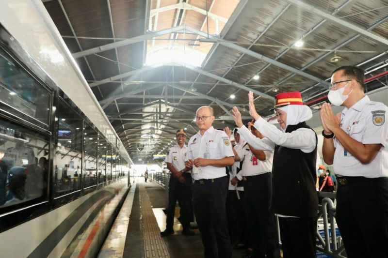 Gubernur Jatim Khofifah Indar Parawansa (kedua dari kanan) menyapa penumpang kereta api di Stasiun Pasar Turi, Surabaya, Minggu (30/4/2023). (ANTARA/HO-Biro Adpim Jatim)